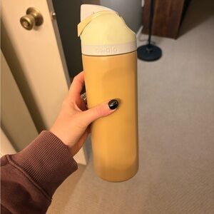Owala 24 oz water bottle